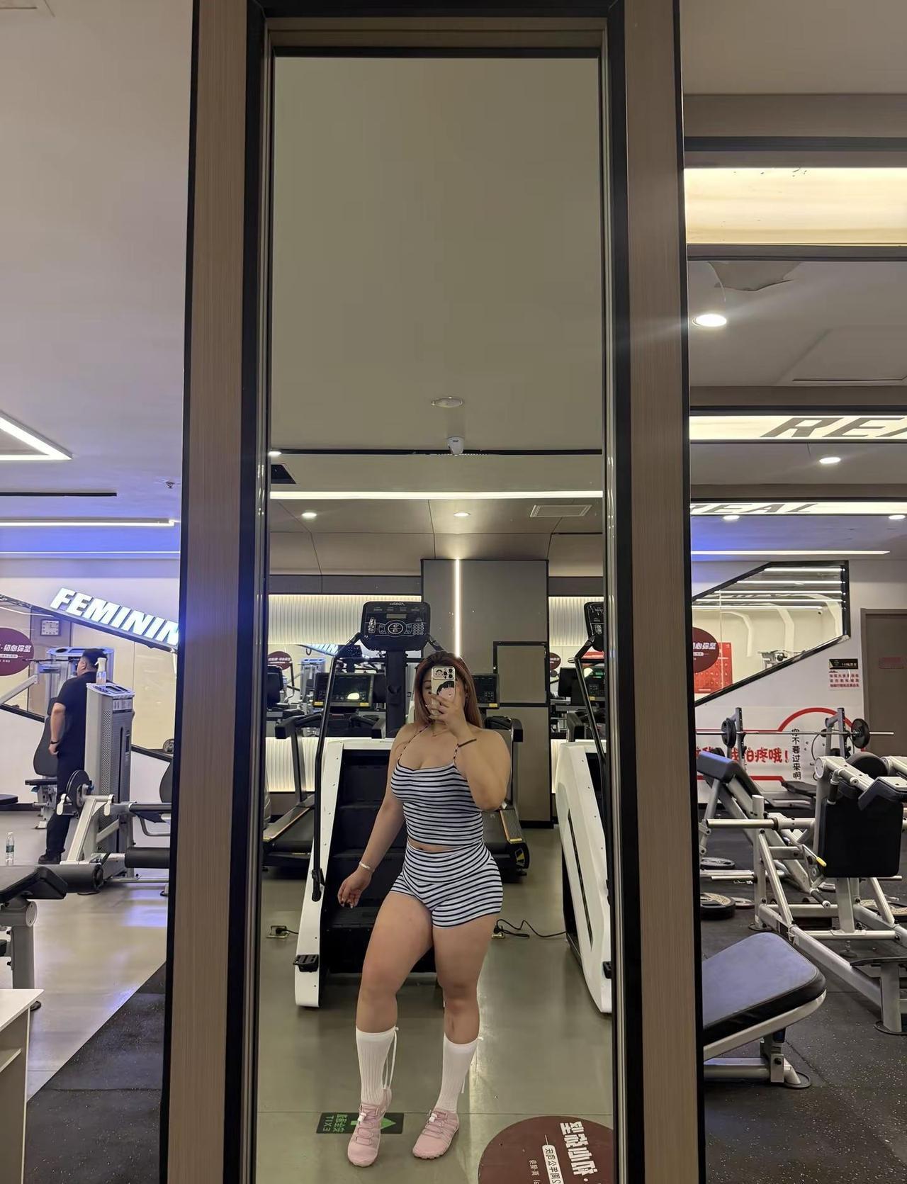 今日健身ootd💙  我就这样美美的走进春夏 bbw 健身女孩穿搭 肉肉女生