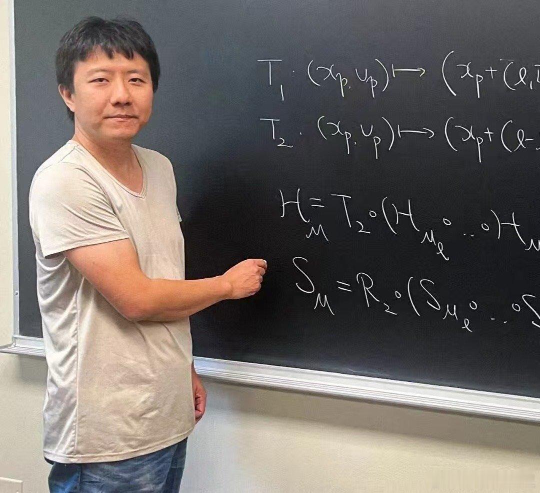 【邓煜说AI时代要保持判断力邓煜谈中美教育和科研差异】7月24日，北京大学发布菲