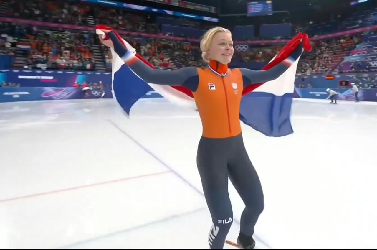 第6次参加冬奥会的方塔纳，在今天凌晨收获了一枚银牌。
荷兰选手桑德拉，斩获女子5