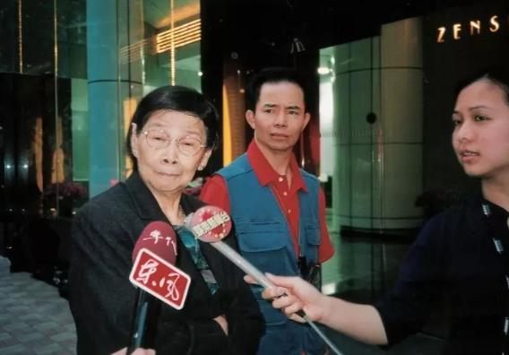 梅艳芳102岁的母亲覃美金去世了，一个月20多万不够花，晚年终于悔悟。

202