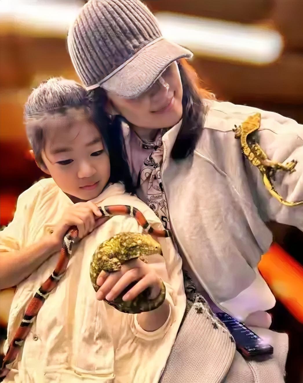 这娘俩玩的是不是真的？即使是假的，一般人也不敢这么玩，太麻人。如果是真的，真佩服