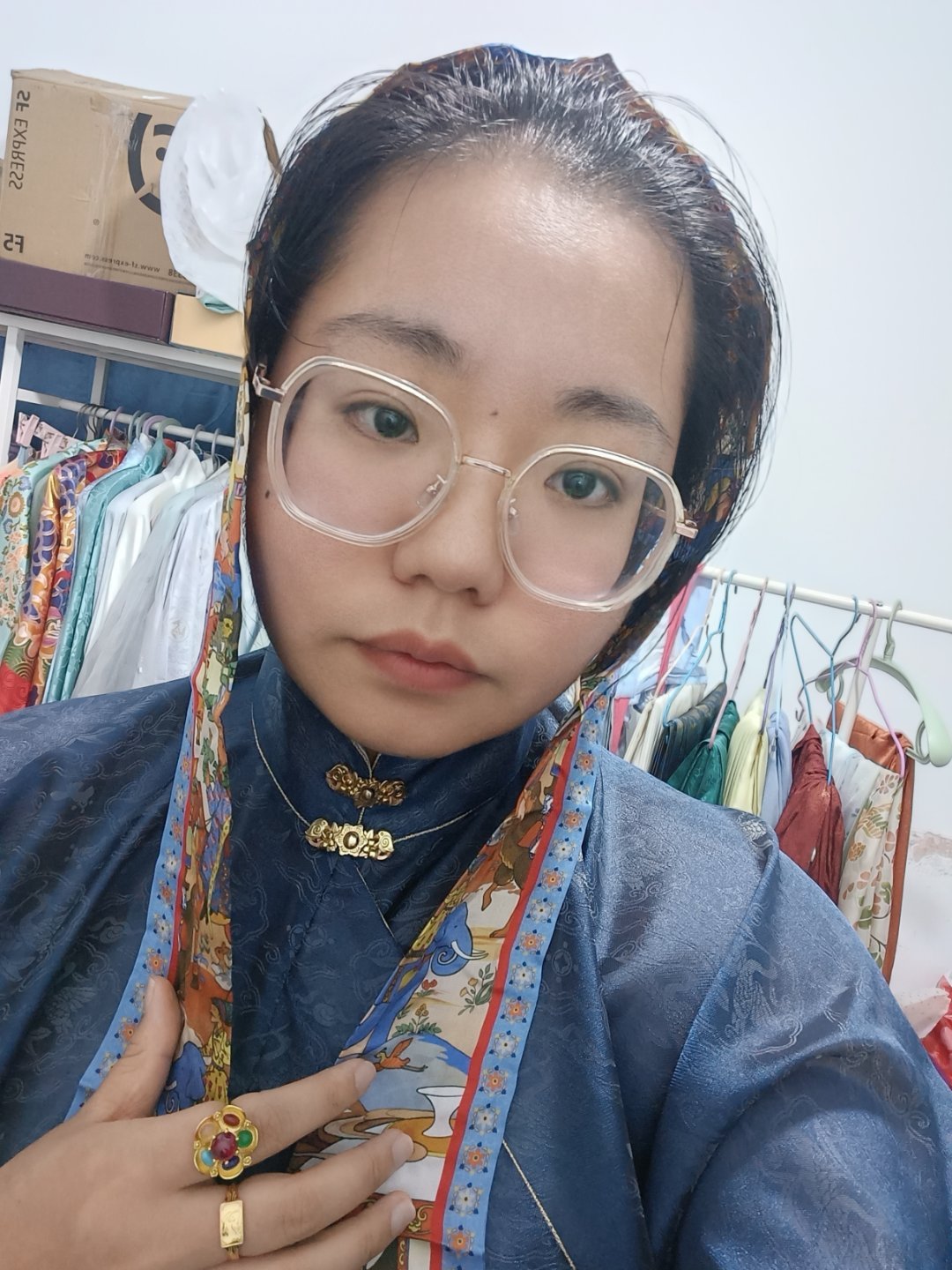 戴发带的小女孩儿，这件仿孔府真的很神奇，单穿的时候它不适配任何一款复原款耳环，但