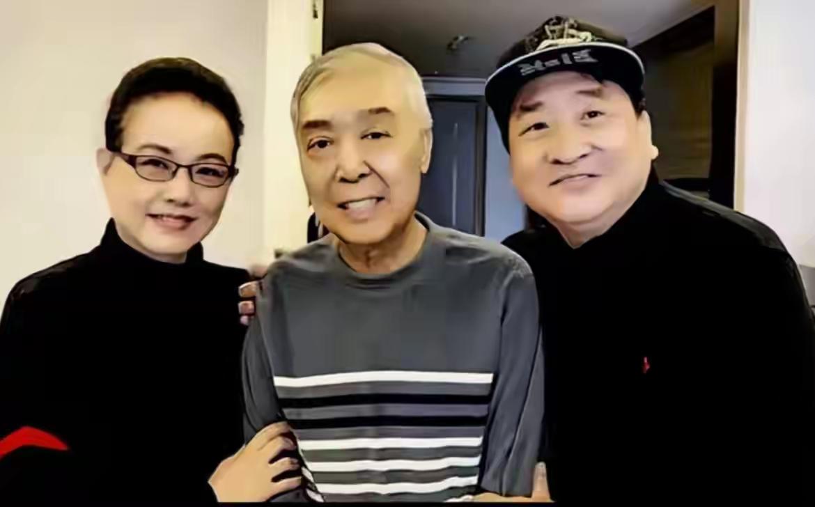 中间这位相声大师你们吗？
他怎么大变模样了，身材很消瘦，满头白发苍苍，就像是农村