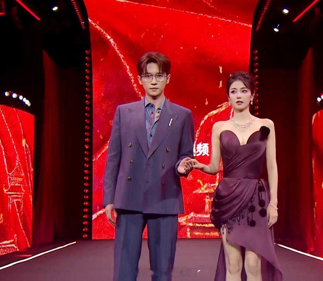 紫色真的很显老，《莫离》今天不仅海报老，两主演去走红毯的造型也好老啊，俺不中了[