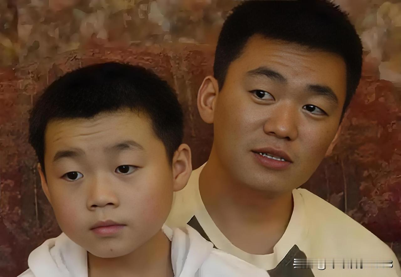 11 月 14 日，43 岁的王宝强因一组照片直接冲上热搜！照片里的他形象潮流，