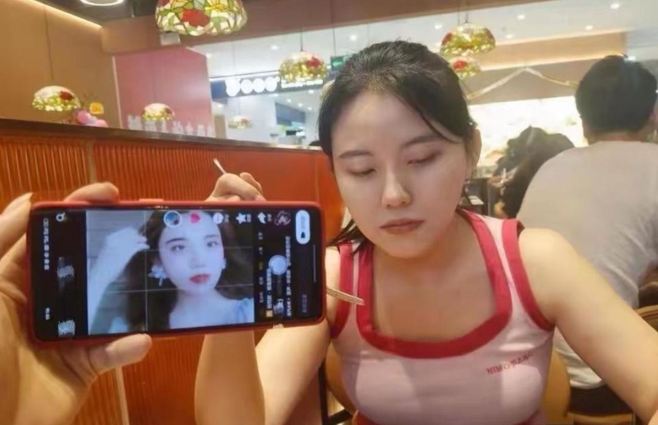 网恋奔现大型对照现场，手机美颜里是精致氛围感美女，眼前真人一脸平淡，五官气质完全