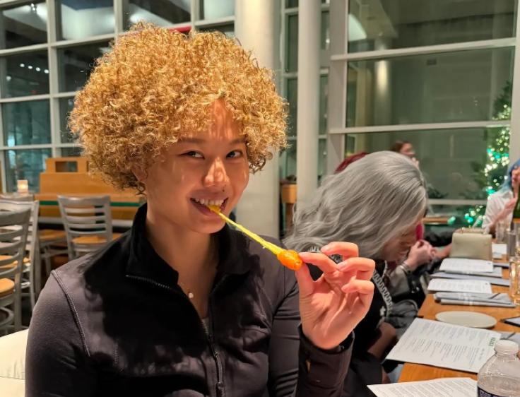 龚翔宇到国外打球后，形象大变。
她这是染了头发，还是戴的假发？
这蓬松的波浪卷，