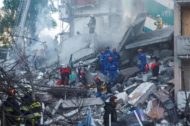 快讯：一夜之间，俄多地连续发生爆发。

俄地方媒体5月15日报道多个州一夜之间连
