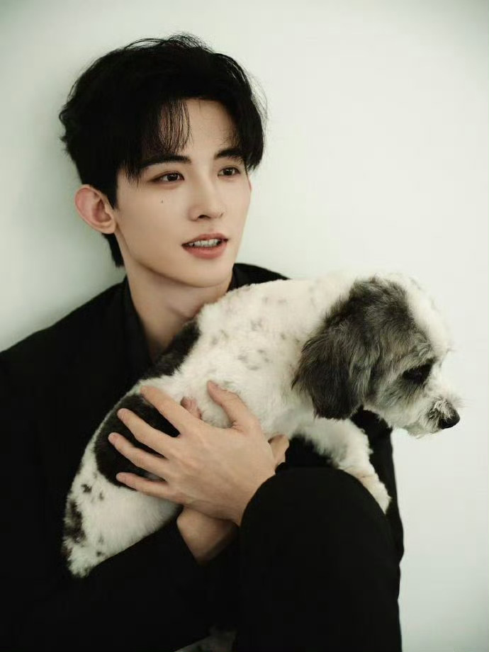 常华森自曝被狗尿了一身 采访界惨案：别人被问有没有被宠物感动过，常华森被问有没有