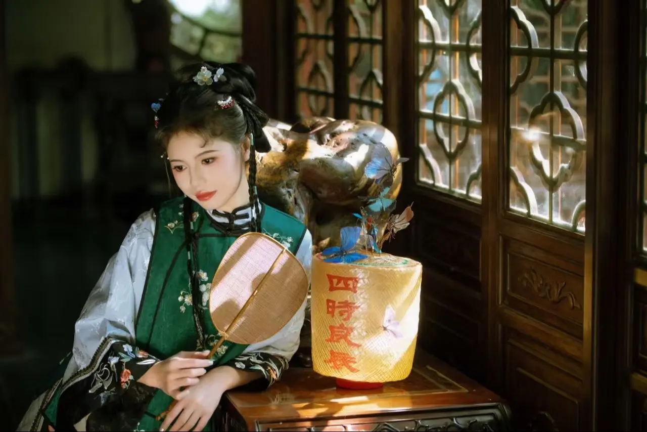 掬水月在手，弄花香满衣。