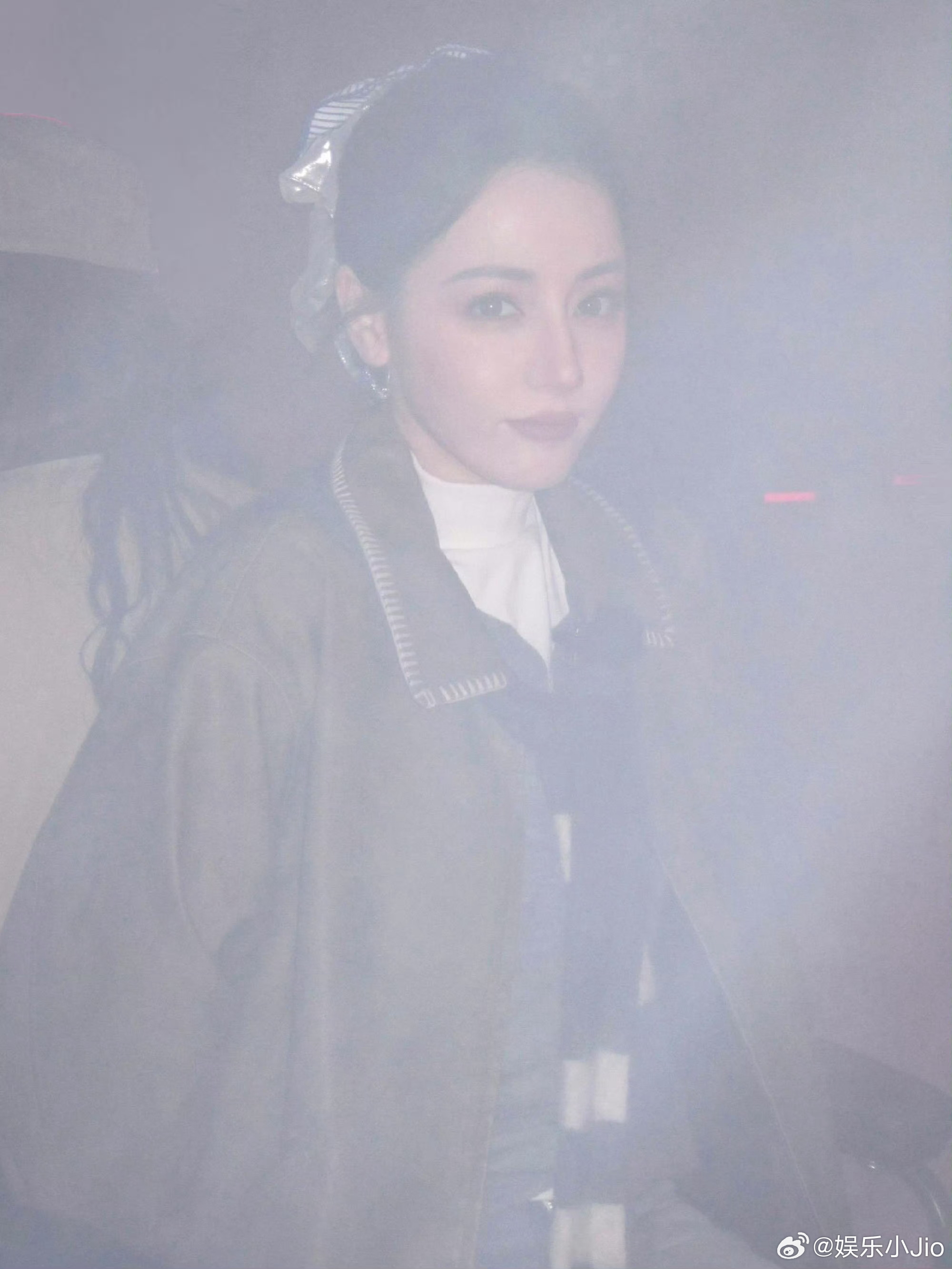 迪丽热巴工作室在对这张美脸做什么[衰][衰]这图拍的感觉是在挑衅粉丝，像是半夜睡