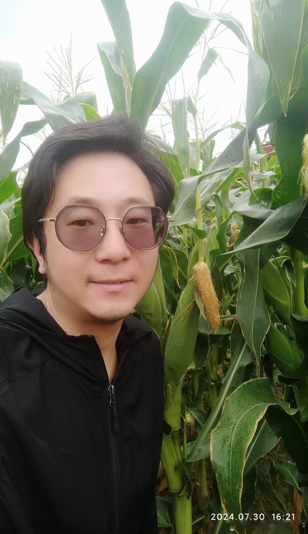 22°度夏天还是很安逸，吃上了家里自己种的玉米🌽，院子里是花🌸还是比较漂亮，
