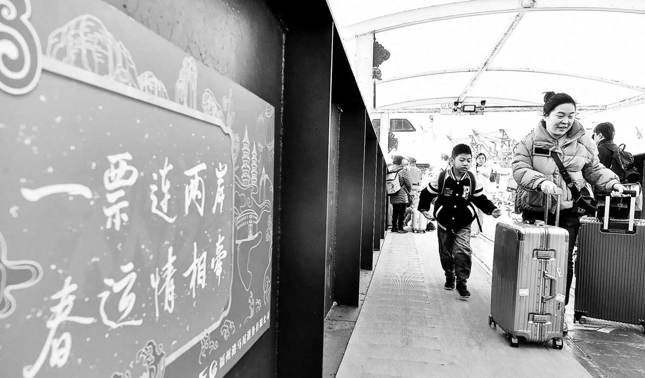 今年春运刚启动，2月2日福建福州港黄岐客运站就迎来从马祖过来的船，载着上百人拖着