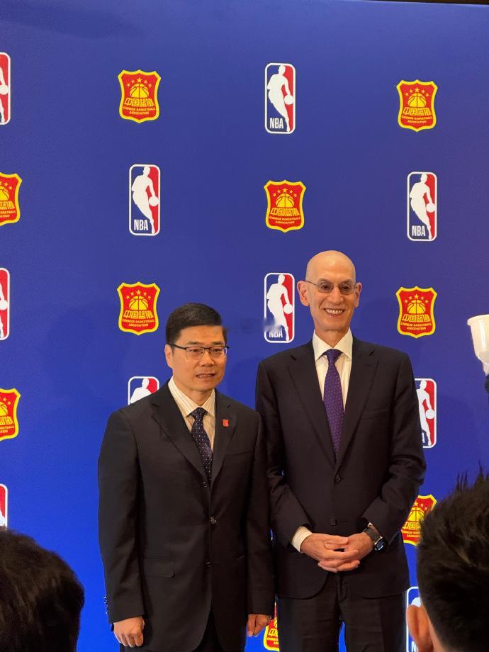 中国篮协与NBA达成战略合作中国篮协和NBA两大掌门人合影，这个同框绝不一般！用