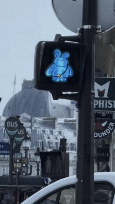 周笔畅巴黎MV是用AI做的周笔畅特别鸣谢AI同事 把巴黎的素材做成MV，视觉效果