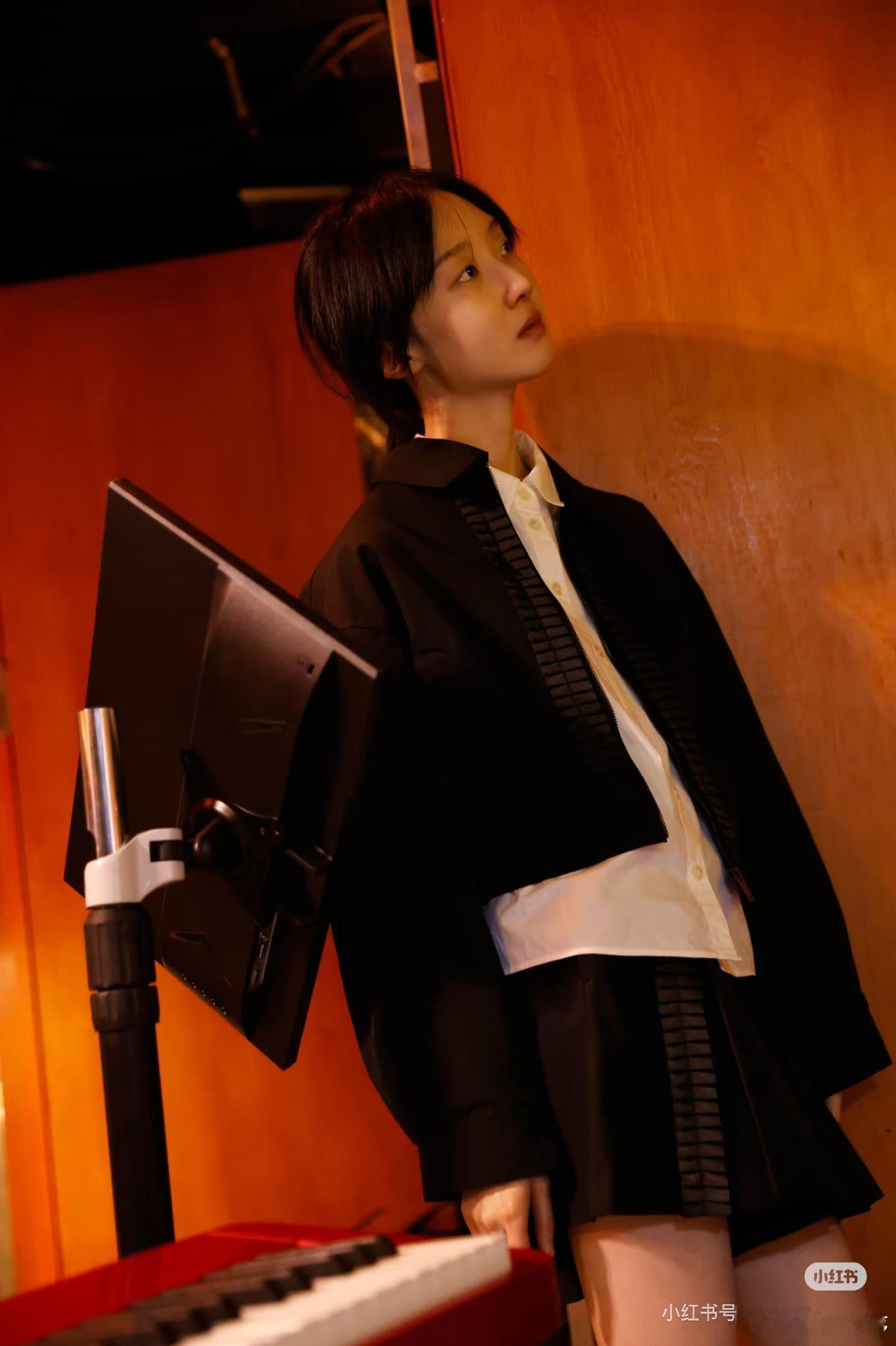 何不同舟渡 本来就蹲着这部剧开机，结果发现曲禾演谢照秋，直接双厨狂喜！她的文艺感