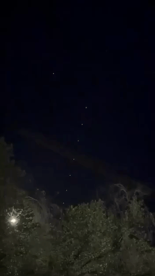 马斯克必须要提防。伊朗民众拍摄，星链正在飞越伊朗上空，看起来蔚为壮观，如果不是伊