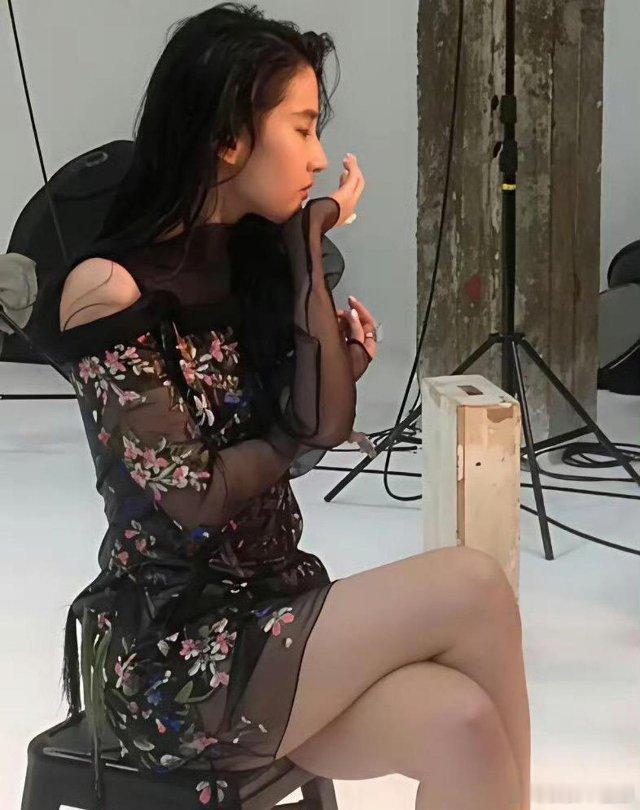 原来明星也有小肚子啊 ，我释怀了 