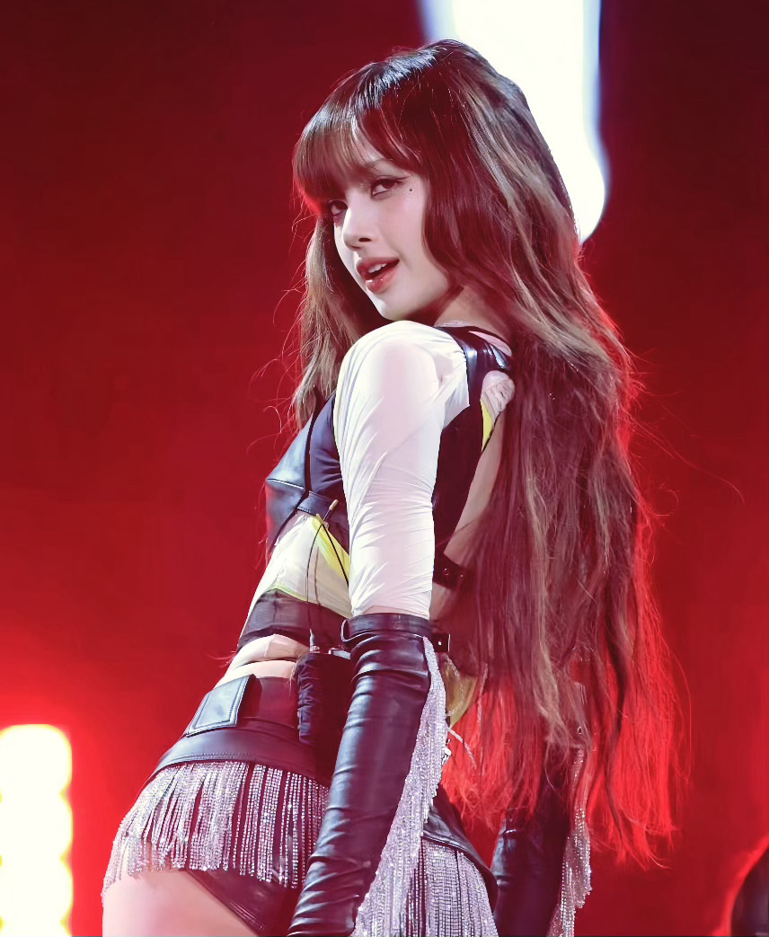vma和音乐节的妆造都特别美！夏儿记得赏鸡腿🍗#Lisa新歌首秀# ​​​