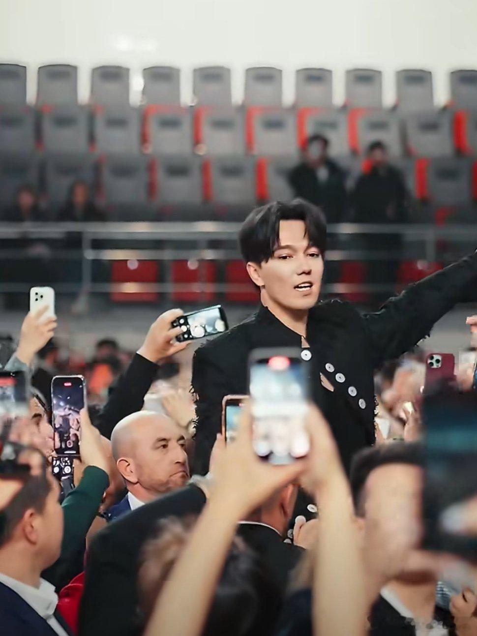 从没在内娱见过这么有实力的宣传国际艺术家集体打call，传统乐器现场演绎，用音乐