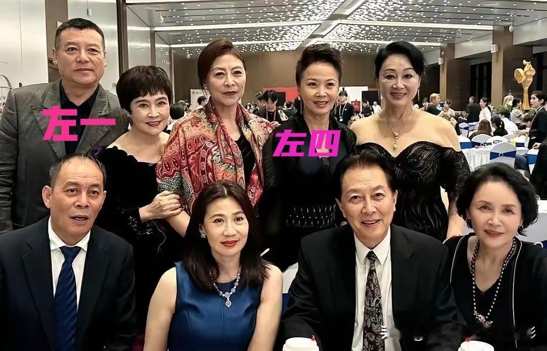 老艺术家们大合影
有两个不认识
第二排
左一和左四分别是谁？