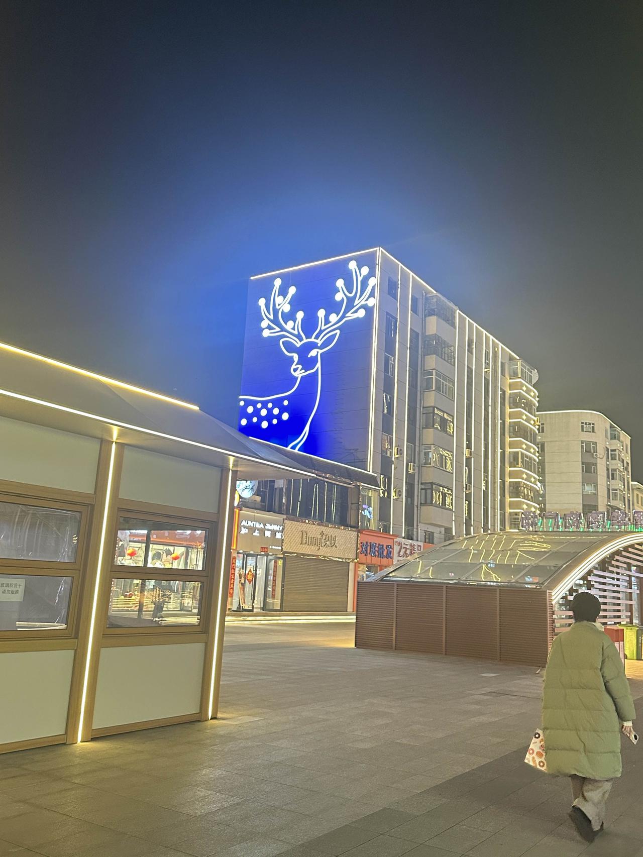 妹夫晚上来我家了，
没聊一会儿，
就给我爸告状说我妹太懒了
我爸：
“她没变过，