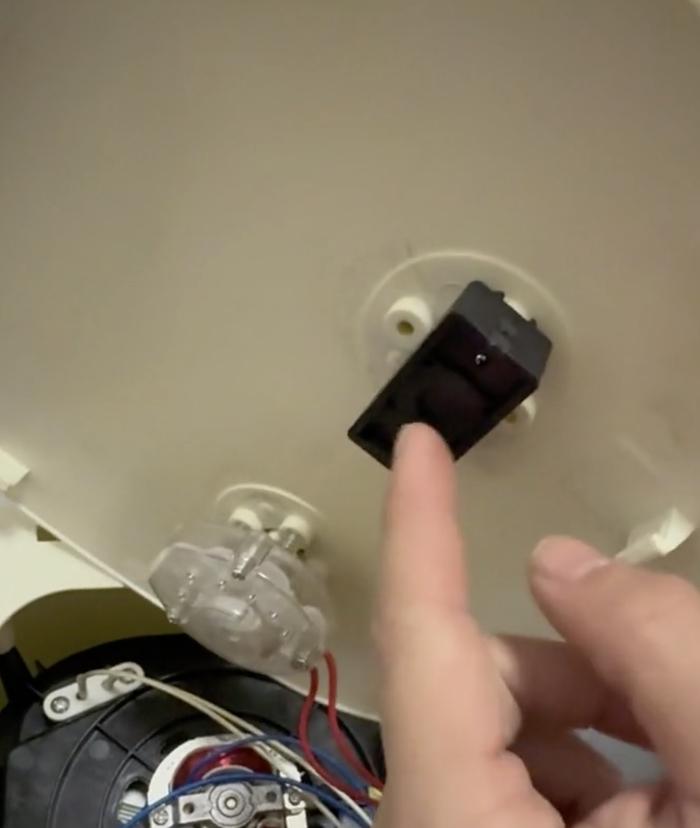 近日，有关“荣事达空气炸锅调节温度的旋钮是假的”的消息在网上引发热议，不少网民拆