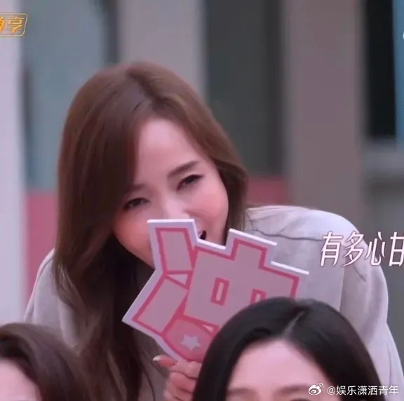 管乐一句话打了八百辆车 管乐在节目上发言，手势就跟上了发条似的，“左手换右手”无