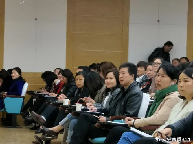 现在美国的顶尖华人就是黄仁勋、苏姿丰等，不超过十个。只要特朗普想“斩杀”黄仁勋，