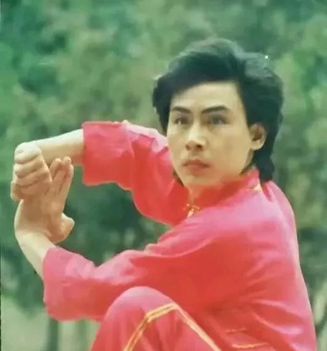 1990年，全国武术冠军赵长军被三个混混打进医院，在得知三名混混当时还处于醉酒状