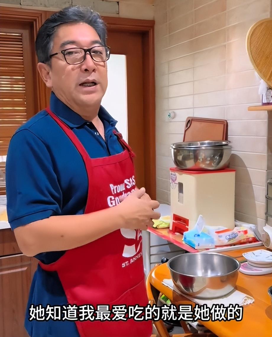 水均益在家做饭，
瓷砖掉5块、插座粘胶带，
越南网友评论区喊话免费上门维修！

