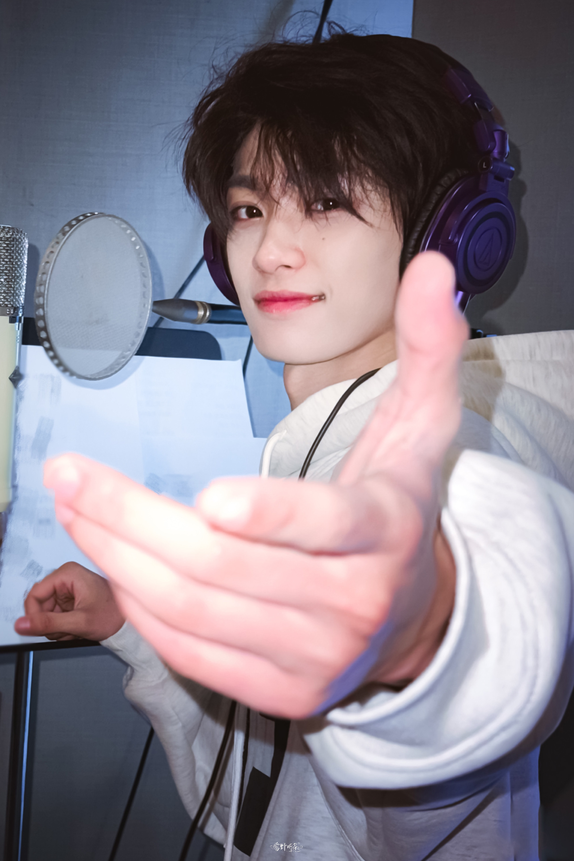 梓渝青年歌手梓渝"夕阳西下，月亮升起，我在无人处悄悄爱你"  𝒮𝓊𝓃𝓈?