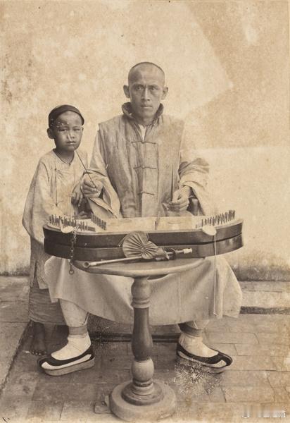 玩乐器的男子，1900年左右 ​​​