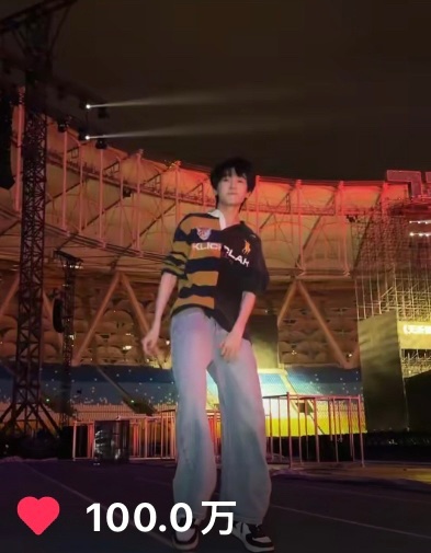 杨博文单人cha《Zoo》成功突破100万点赞自此杨博文已拥有10个百万视频！杨