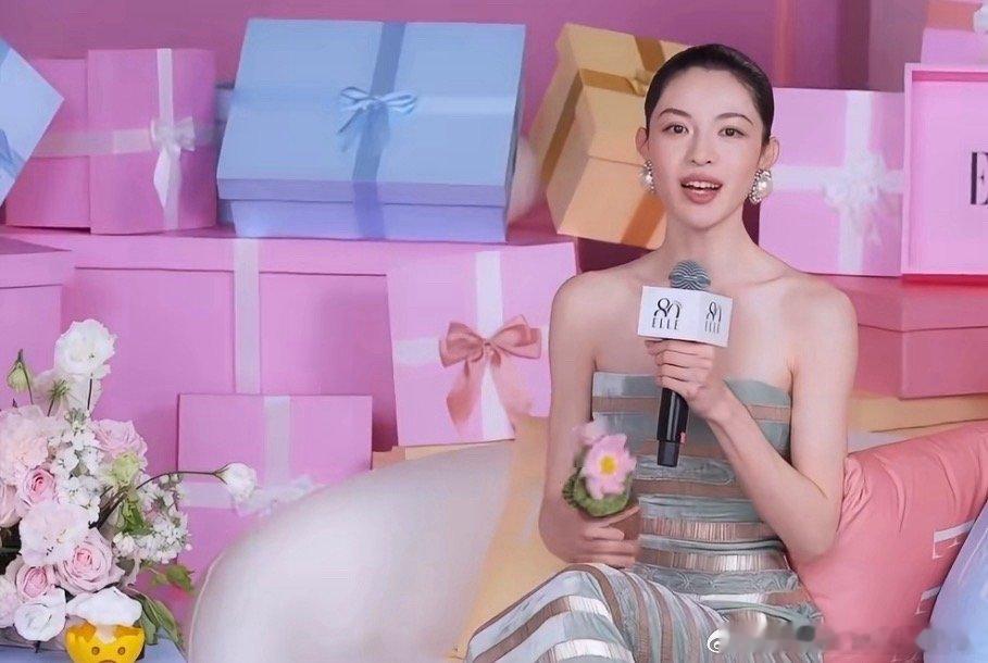 钟楚曦C位闹剧该收场了 我觉得这站个c位也没什么，没有规定谁可以站谁不可以站，钟