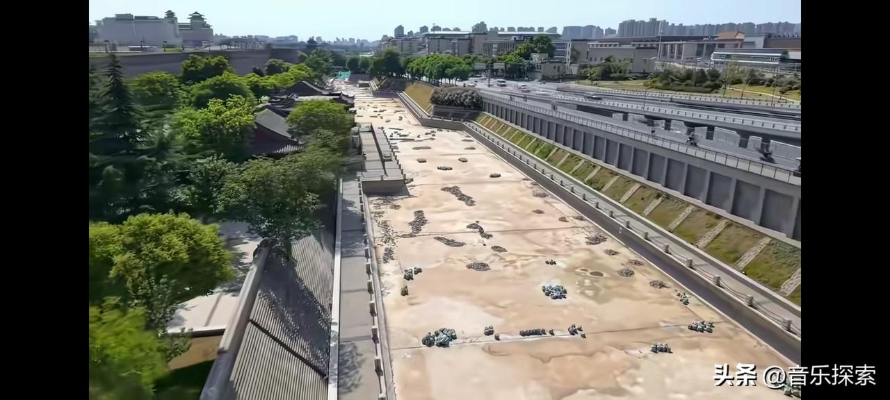 有点不明白了，西安护城河这是在做什么？河底被水泥铺满了，水全部排干了，这是在进行