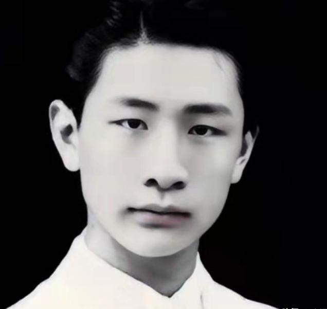 1940年，熟睡中的冯运修，突然感觉不对劲，好像是日军包围他家了。他从枕头下摸出