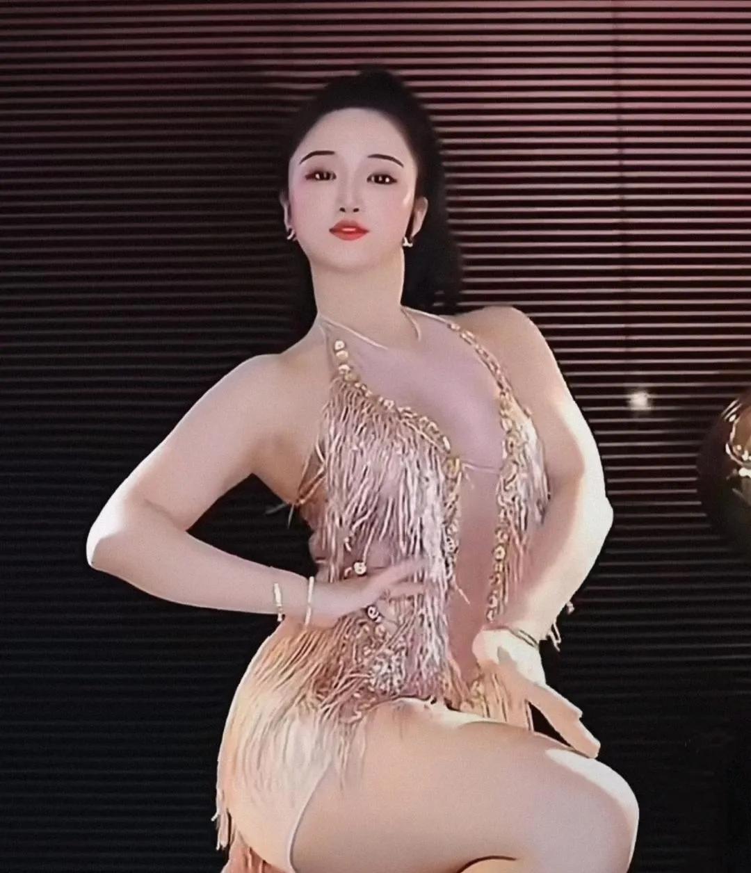 注重表意能够让诗词的内涵更为深刻，切不可因韵律束缚而限制了意境的展现。