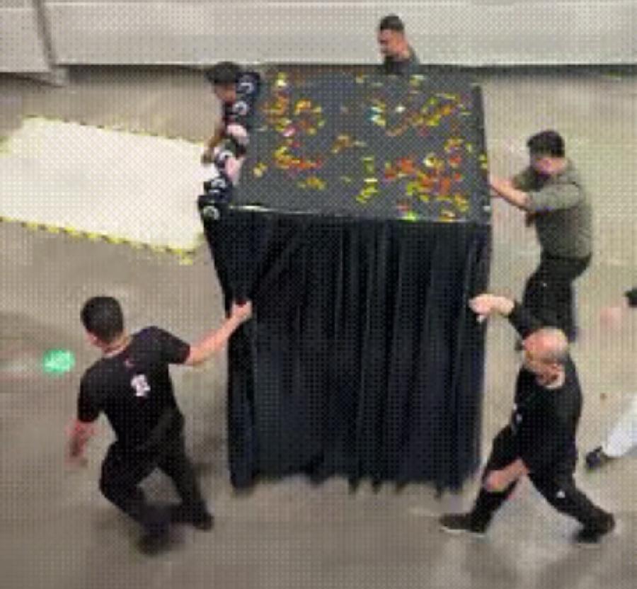 我知道明星们会整活，
这是某明星演唱会后的退场方式
咱就是说就没一点体面的方式吗