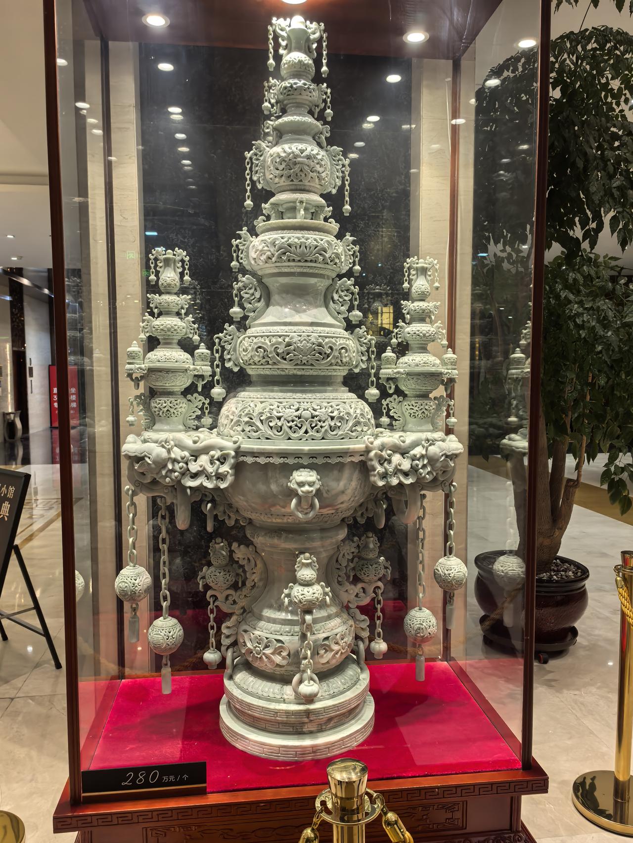 一个极其意外的场合，见到了这座标价280万的九层白玉灯塔。它静静地立在玻璃罩中，