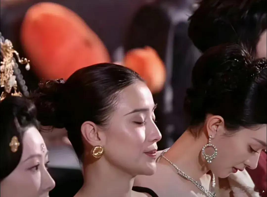 每次看到这张图都能被赵丽颖惊艳到，鼻子真美，低头都没双下巴，好优越的侧颜杀 