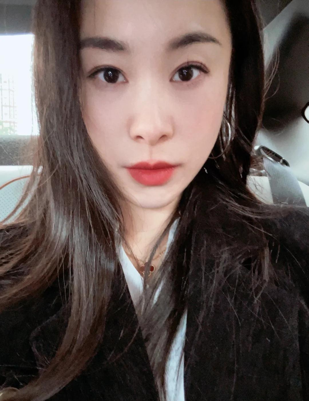 为啥一发自拍就有杀猪盘出现
哈哈这个外国诈骗分子
想骗人下载他们的聊天软件