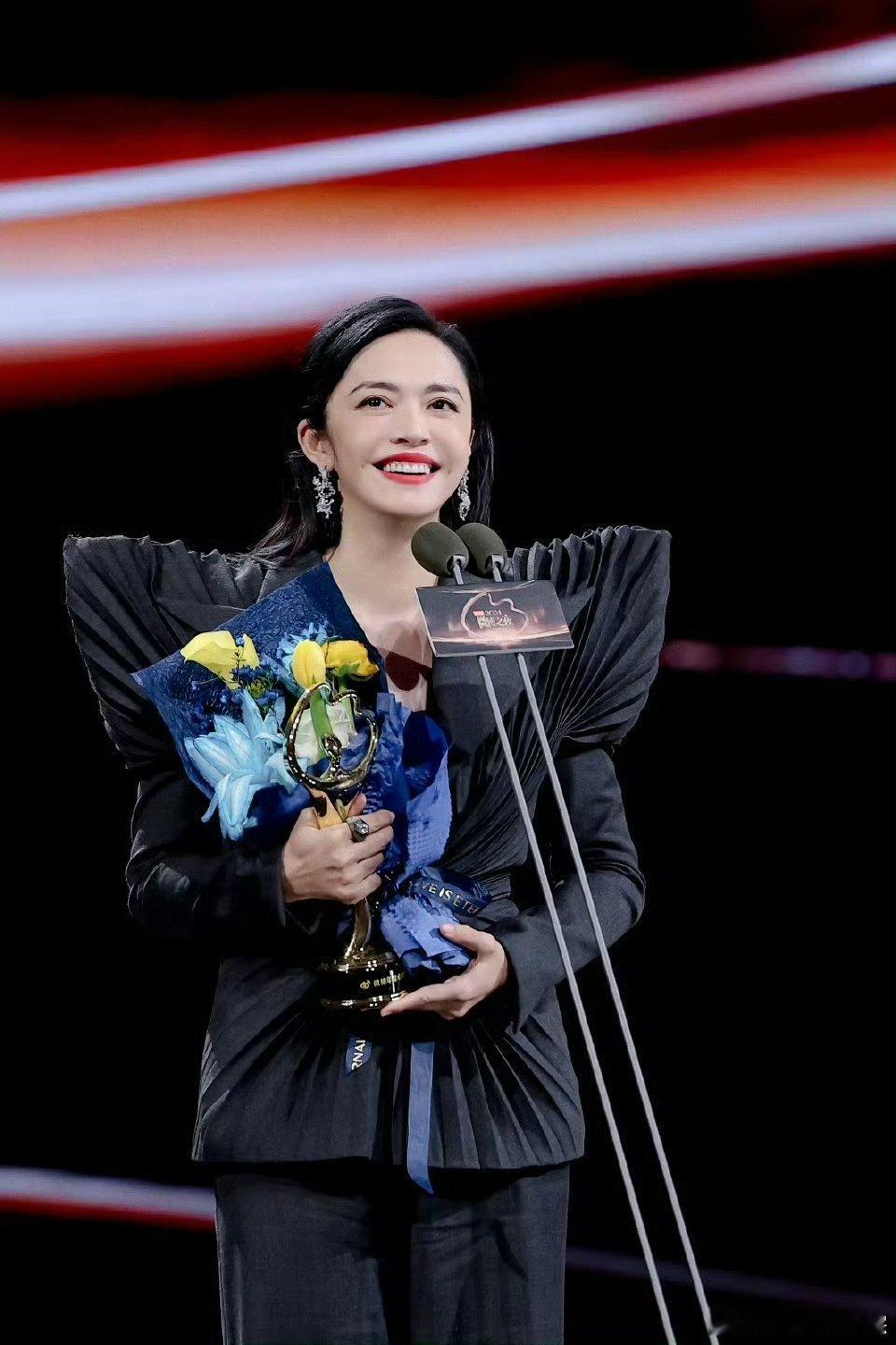 微博之夜，被姚晨狠狠惊艳。初代微博Queen一袭黑礼服，简约披发加红唇，高贵冷艳