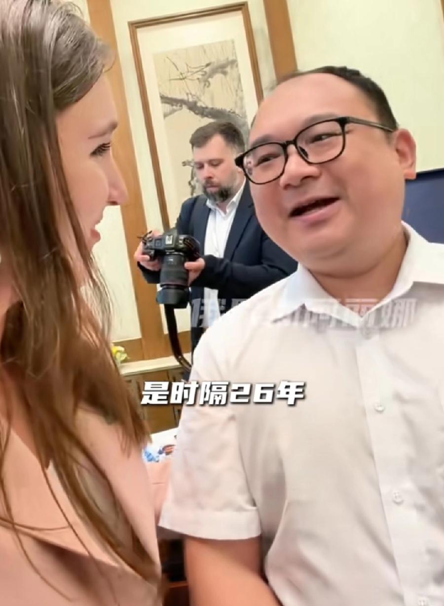 彭湃，与今日俄罗斯驻华女记者聊天，谈到与普京会见，直言非常激动，不敢相信是真的，