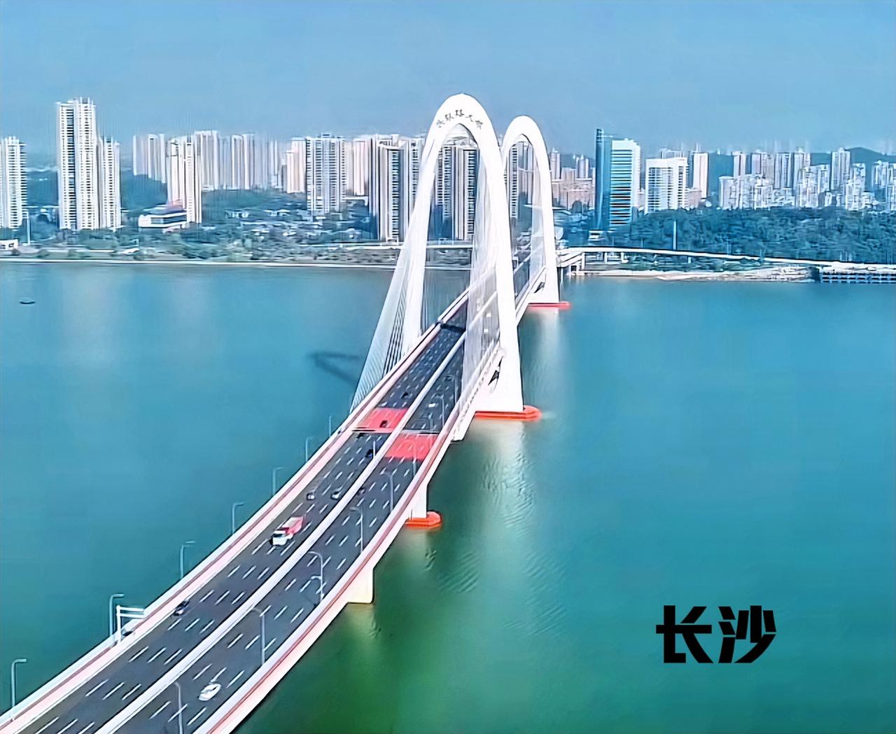 在长沙所有的桥梁中，我个人觉得还是兴联路大桥比较霸气！也比较宽的一座桥梁了。该桥