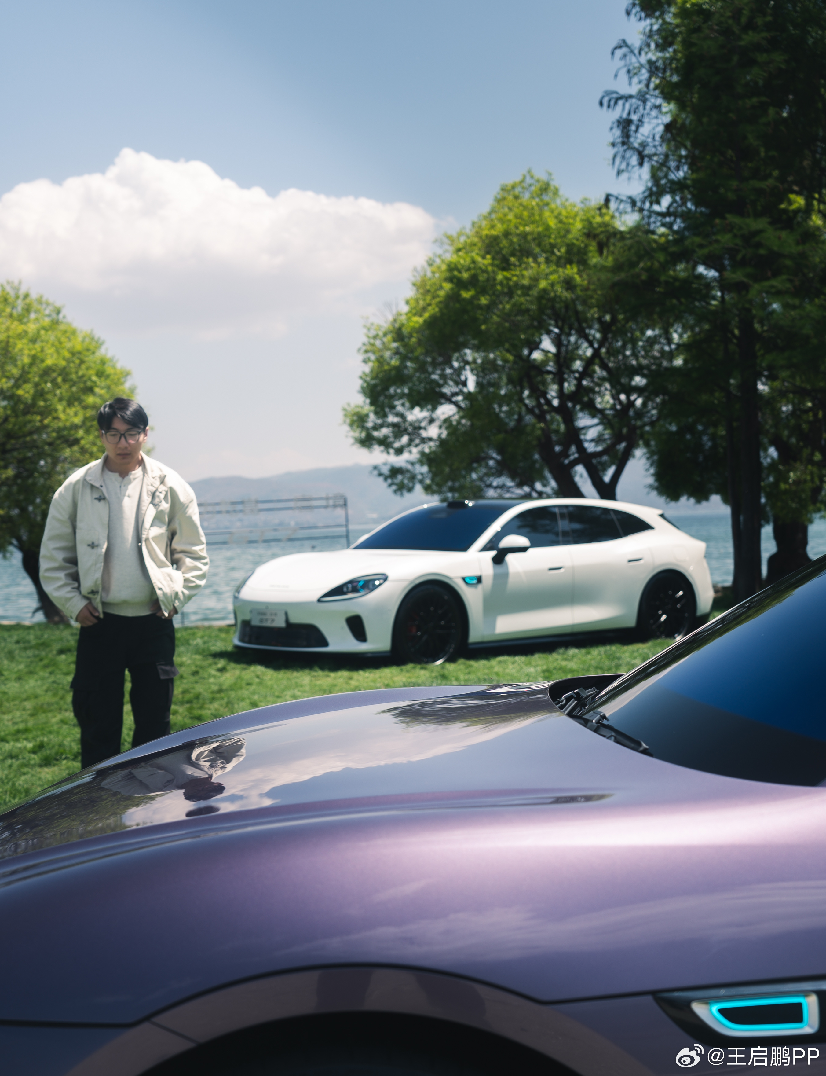 汽车设计是用光的艺术，摄影也是。在阳光下，启境GT7给出了无与伦比的轮廓。我与汽