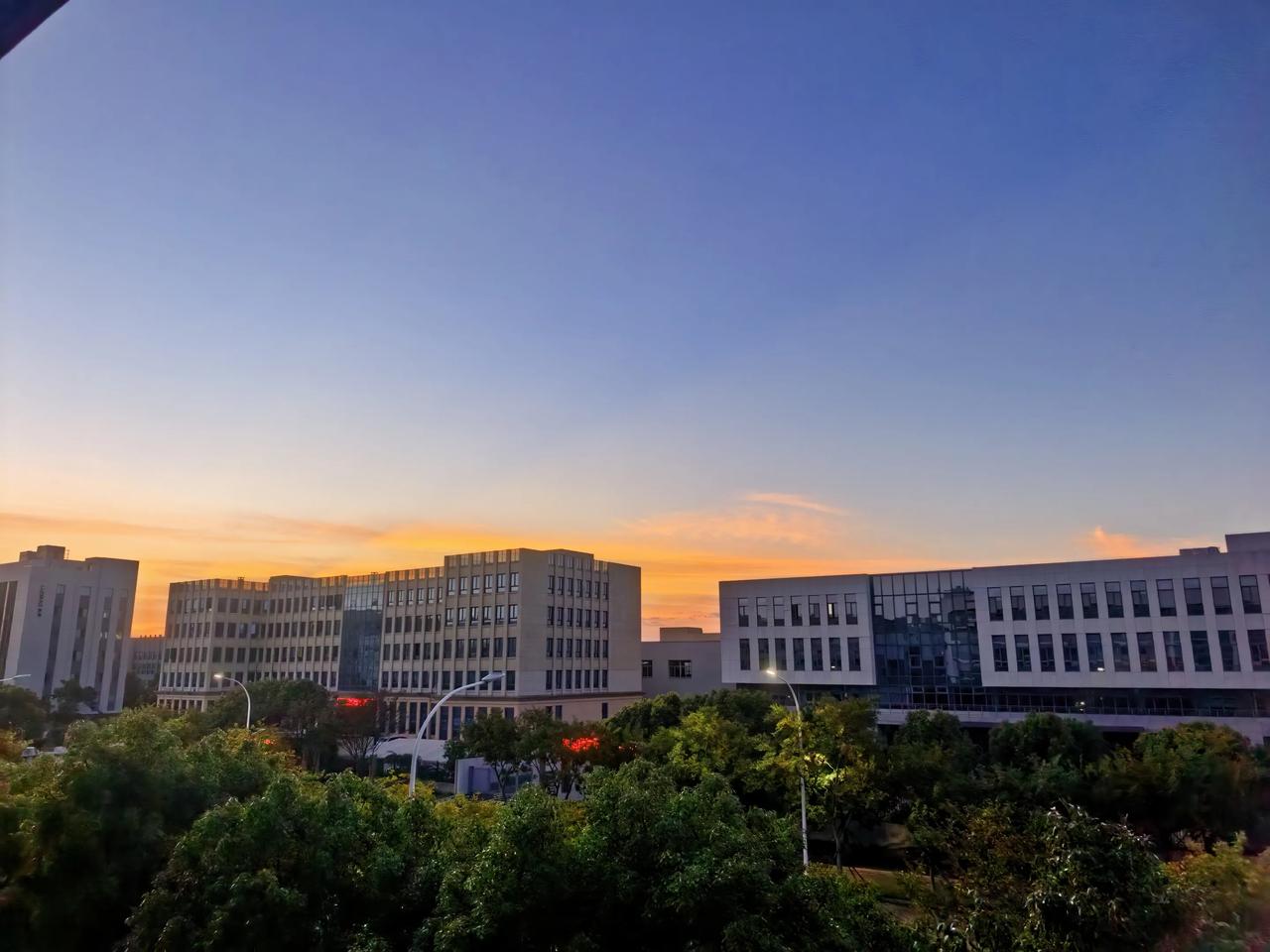 用一句话来形容乌克兰

它是东欧平原上一把被大国博弈硬生生掰弯的剑，刃口沾满了自