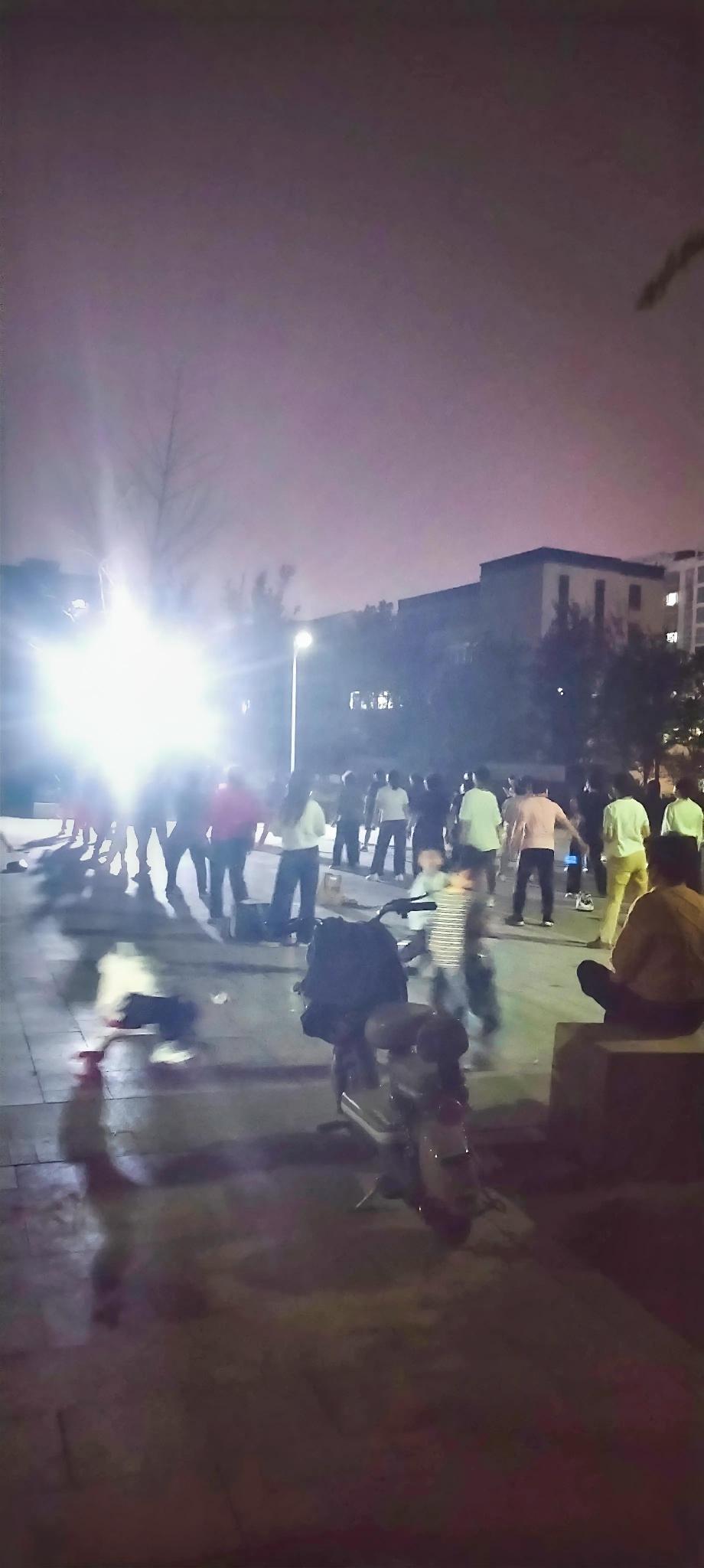 昨天晚上吃过晚饭后，就和几个临居出去散步，当走到千字文文化公园广场时，看到好多休