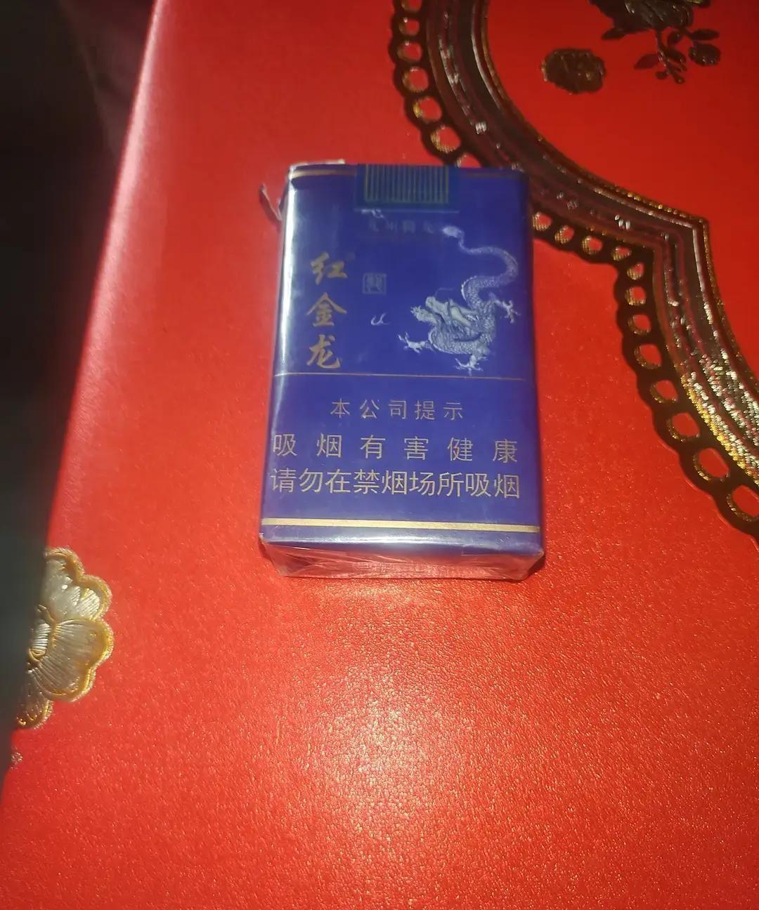 老伴戒烟第三天把早餐吃完就往外冲，说要去河边吹风。
我追到电梯口只看见他后背，口