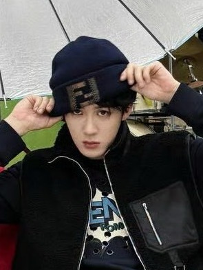 好神奇的一张脸，看起来很嫩只有十几岁，但就是想叫哥哥